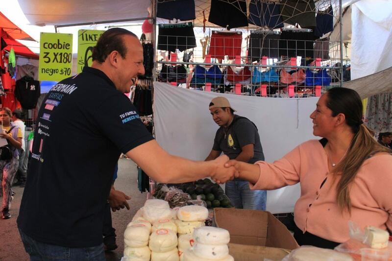 Germaín Garfias llevó propuestas a comerciantes en el tianguis del Mercado Juárez