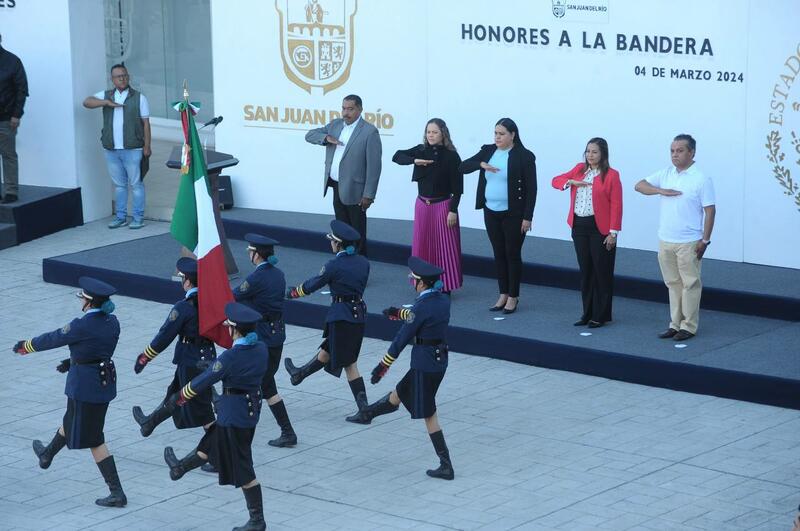 Sandra Camacho Rojo, nueva alcaldesa interina de San Juan del Río, encabeza su primer acto cívico