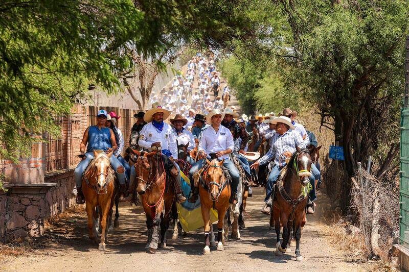 Felifer Macías realizó cabalgata "Con Todos" en Santa Rosa Jáuregui