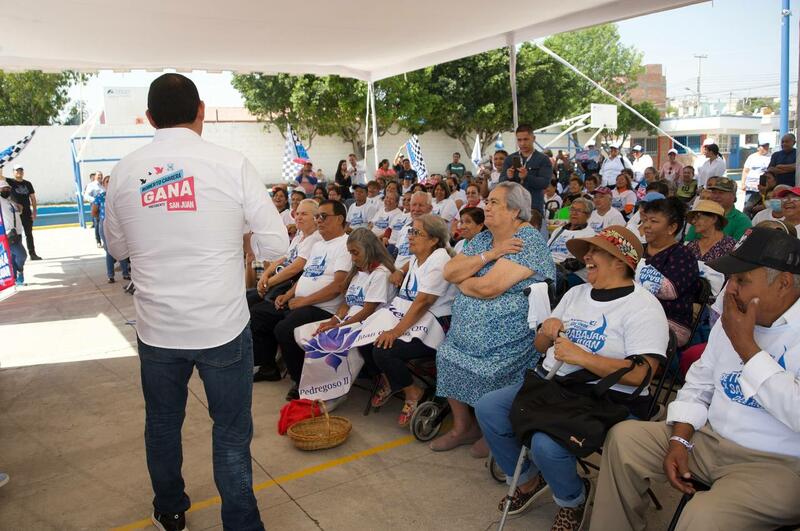 Roberto Cabrera promete apoyo financiero y becas para mujeres en San Juan del Río