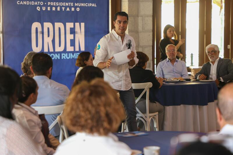 Felifer Macías comprometido a mejorar el Centro Histórico de Querétaro en reunión con hoteleros