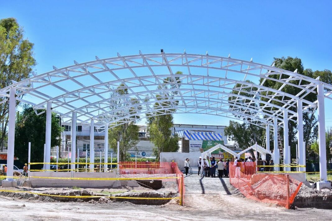 Felifer Macías supervisó avances de infraestructura deportiva en escuela de Santa Rosa Jáuregui