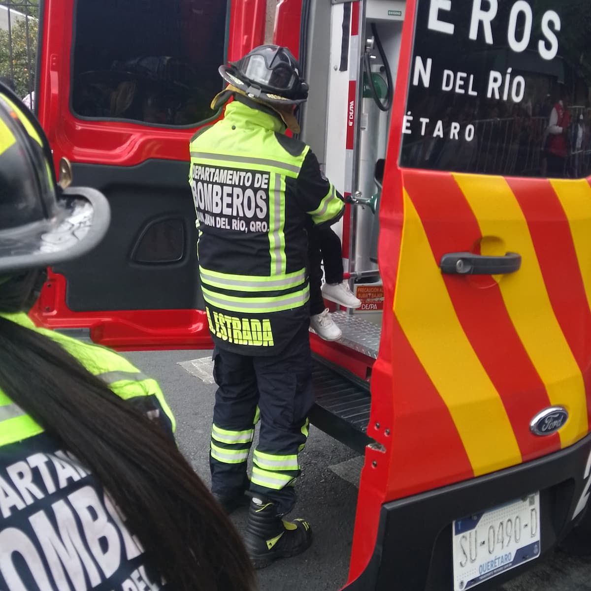 Bomberos salvan a niño durante desfile de San Juan del Río 1 Bomberos salvan a niño durante desfile de San Juan del Río