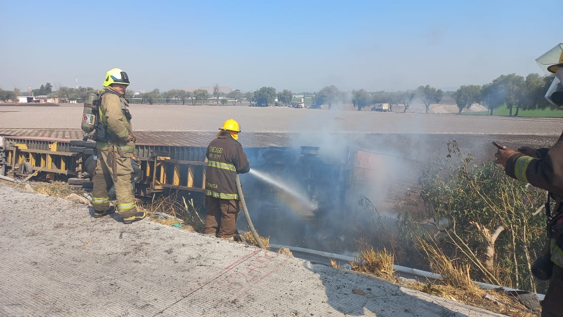 Operador de tráiler fallece tras volcadura e incendio sobre la carretera 57 1 Operador de tráiler fallece tras volcadura e incendio sobre la carretera 57