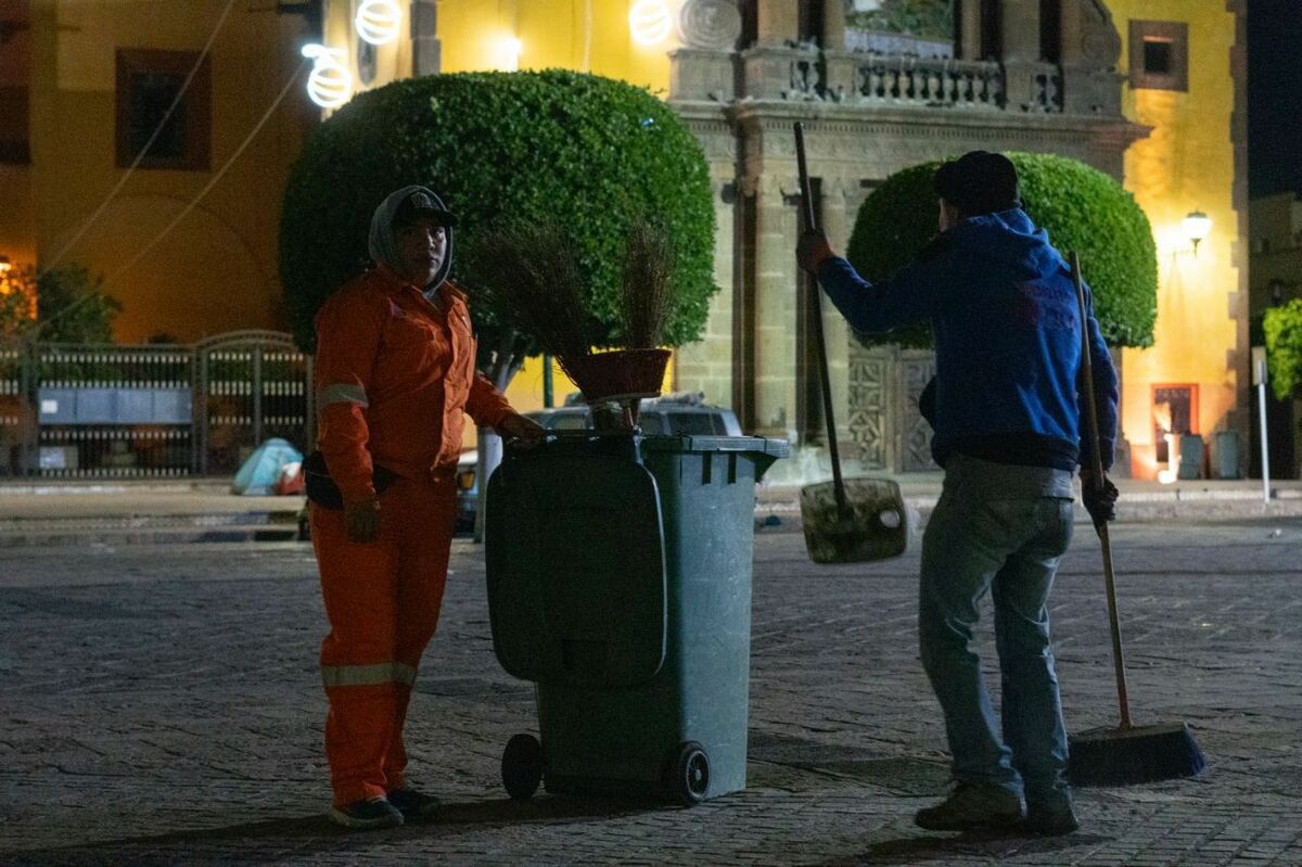 Supervisa Roberto Cabrera trabajos de limpieza en Plaza Independencia 1 Supervisa Roberto Cabrera trabajos de limpieza en Plaza Independencia