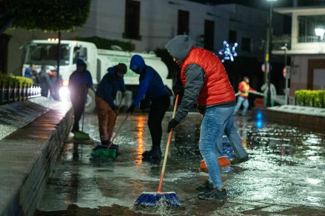 Supervisa Roberto Cabrera trabajos de limpieza en Plaza Independencia