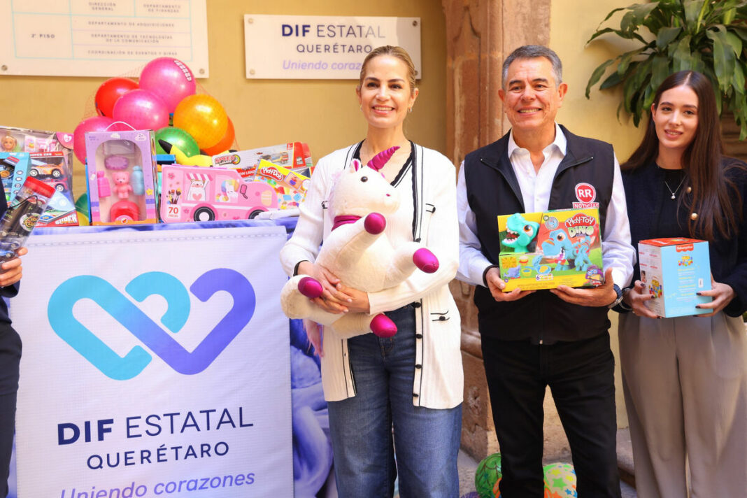 Car Herrera de Kuri recibe 975 juguetes para niños vulnerables