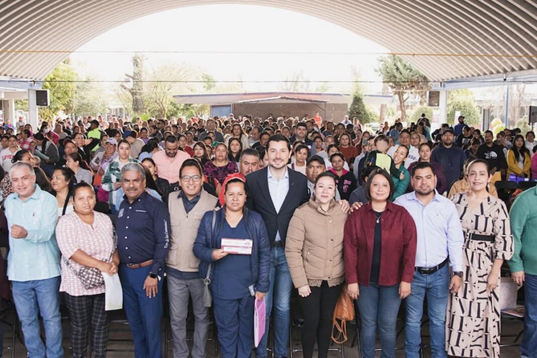Entregan tarjetas de beca “Rita Cetina” en Tequisquiapan