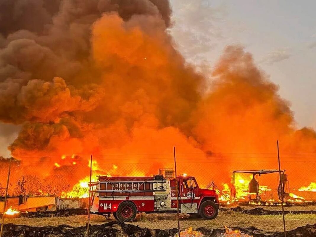 Incendio en recicladora de San Pedro Ahuacatlán, San Juan del Río moviliza a cuerpos de emergencia
