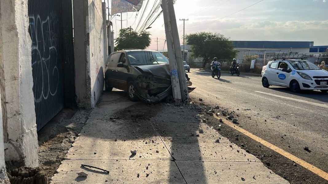 Fuerte choque en Av. Universidad derriba dos postes de CFE
