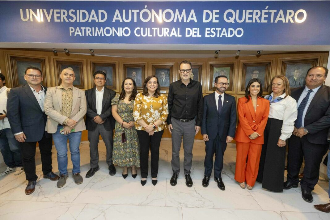 Gobernador asiste a toma de protesta del nuevo Patronato de la UAQ para el periodo 2025-2028