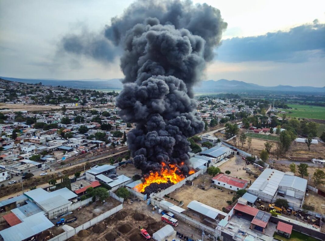 Incendio en recicladora de La Estancia genera gran columna de humo en San Juan del Río
