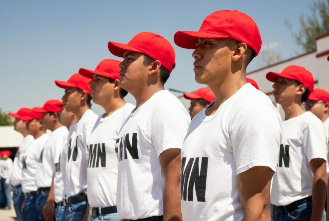 Jóvenes protestan bandera del Servicio Militar en San Juan del Río