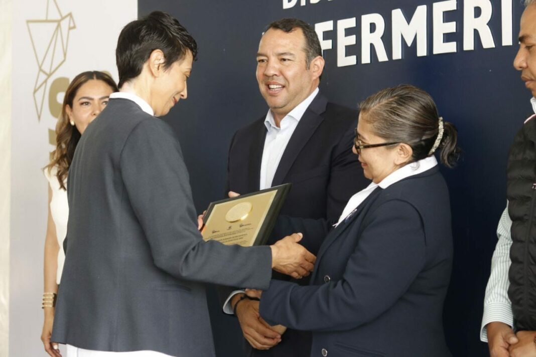 Reconocen a 15 enfermeros con Distintivos al Mérito en San Juan del Río
