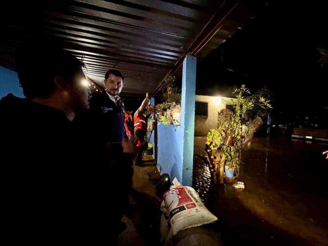Recorre Héctor Magaña zonas afectadas por la lluvia en Santillán, Tequisquiapan