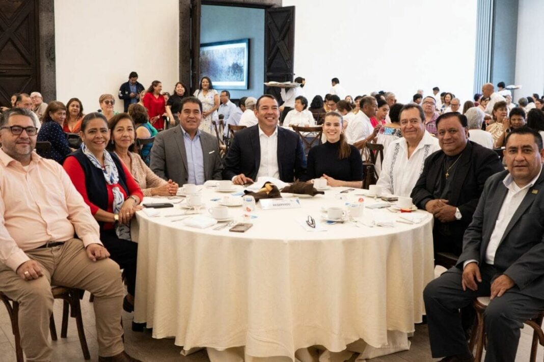 Roberto Cabrera reconoce trayectoria de maestros jubilados de San Juan del Río