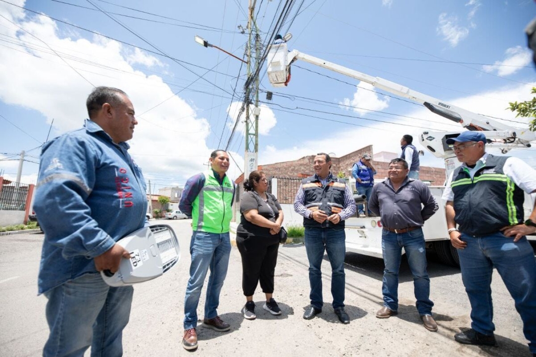 Alcalde Roberto Cabrera supervisa mantenimiento de luminarias en colonia La Paz