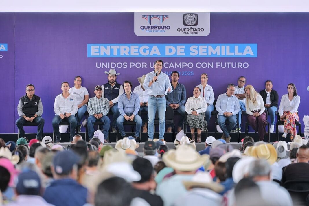 Entrega Felifer Macías Semillas a Productores de Querétaro