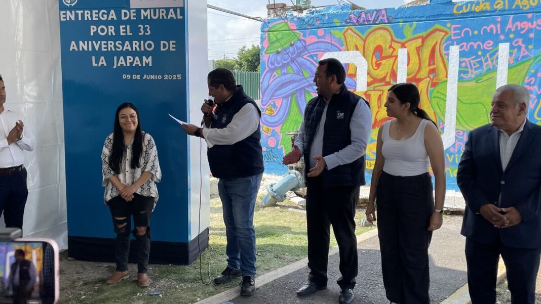 Tanque se transforma en lienzo para un mural que concientiza sobre el cuidado del agua en San Juan del Río