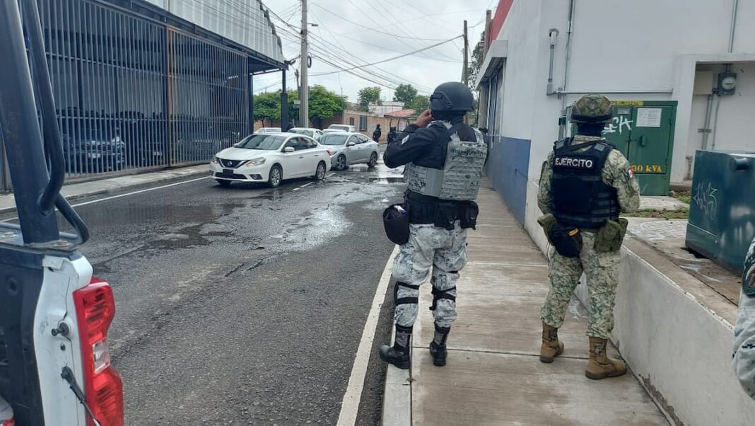 Incautan arsenal y detienen a 3 en operativo contra comercio irregular de autos en SJR