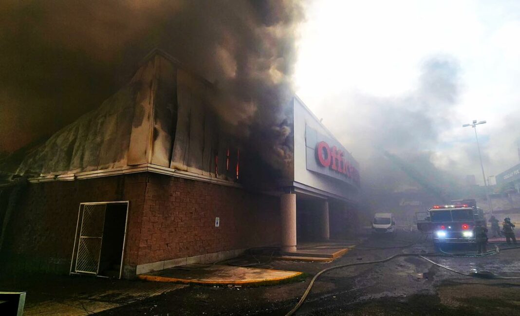 Incendio consume Office Depot de Avenida del Parque en Querétaro