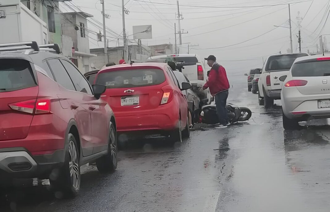 Joven motociclista fallece prensado en accidente vial en San Juan del Río