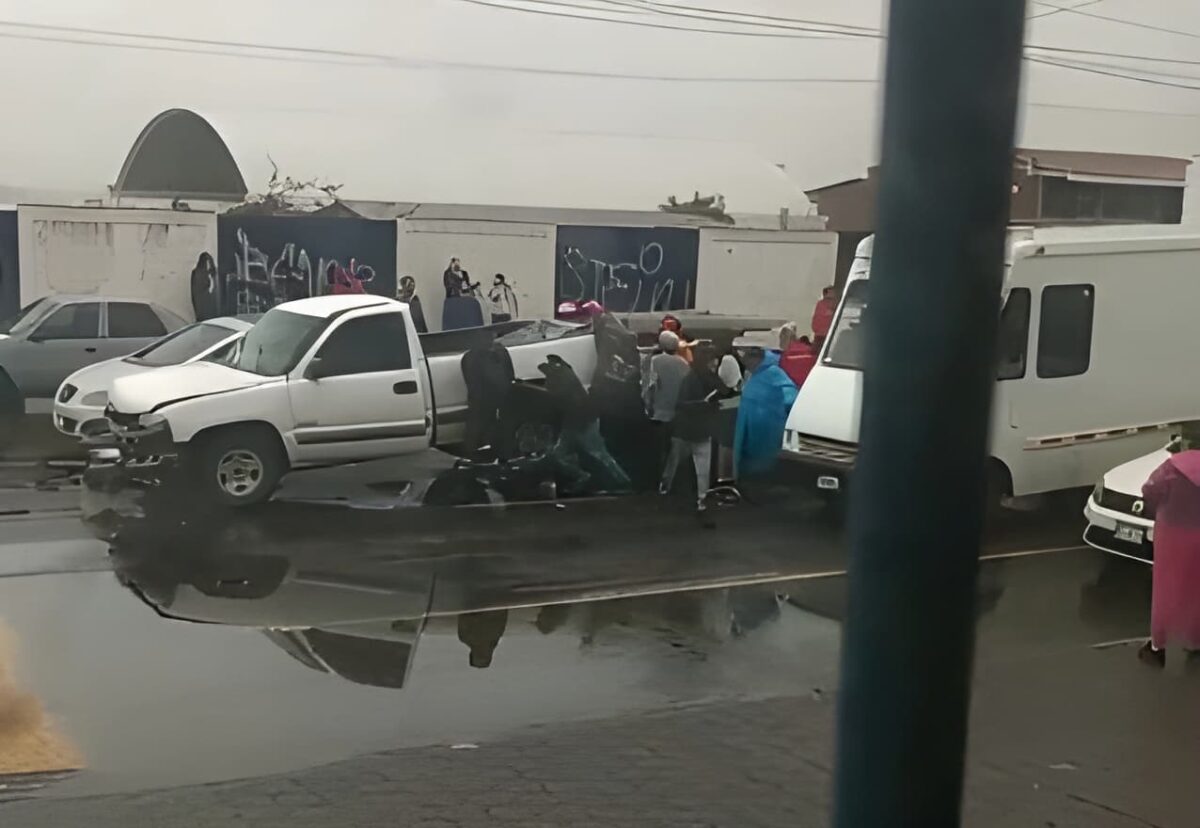 Joven motociclista fallece prensado en accidente vial en San Juan del Río