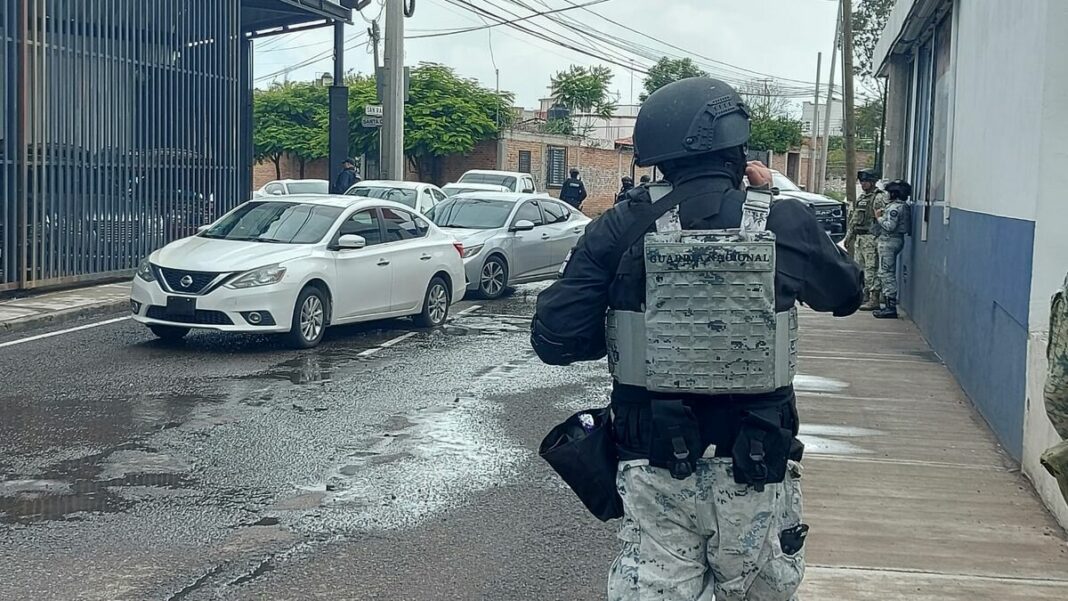 Realizan operativo de verificación en negocios de venta de autos en San Juan del Río