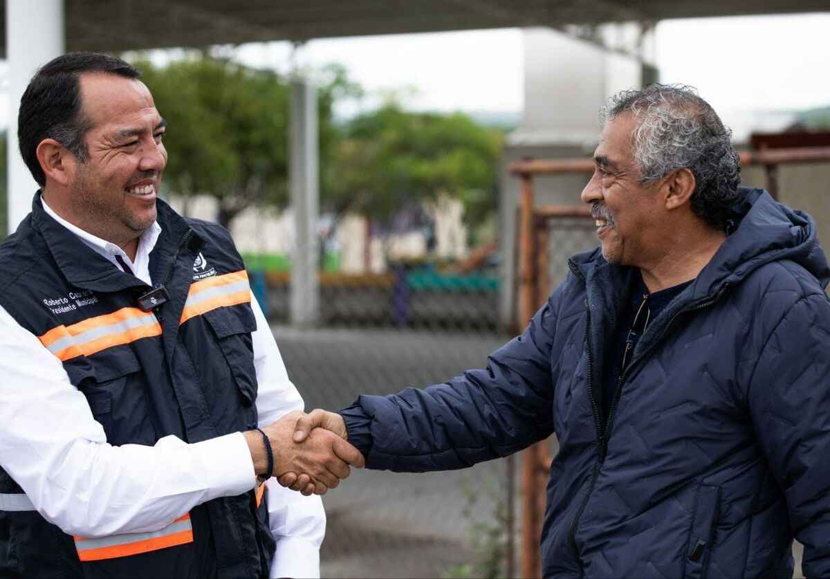 Roberto Cabrera entrega banqueta de la calle Principal en la comunidad La Estancita 1 Roberto Cabrera entrega banqueta de la calle Principal en la comunidad La Estancita