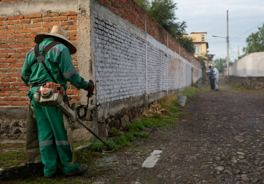 Roberto Cabrera supervisa trabajos de Servicios Públicos en la colonia Ramos Millán