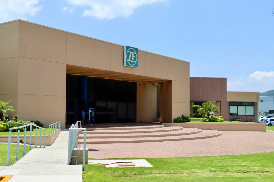 Secretaría del Trabajo reconoce 25 años de ZF Planta Santa Rosa como modelo industrial