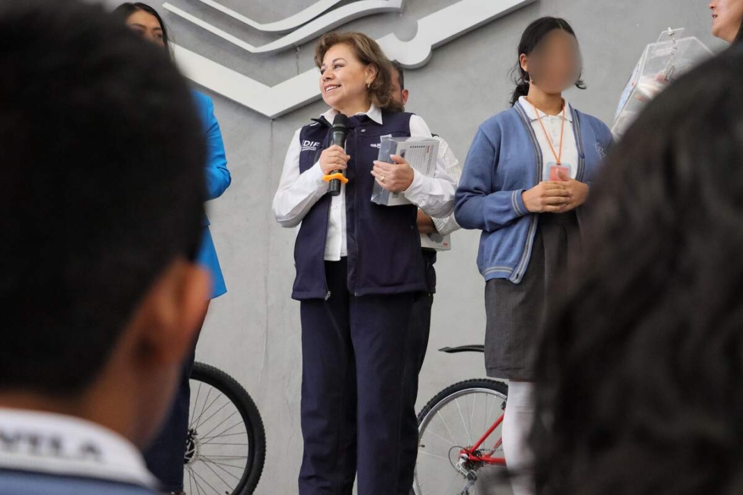 Abracen más a sus hijos: Adriana Olvera de Macías