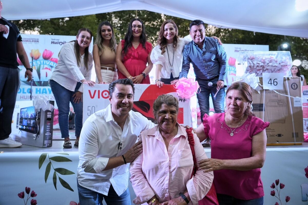 Asiste Felifer Macías al festival Madre Solo Hay Una, en Huimilpan