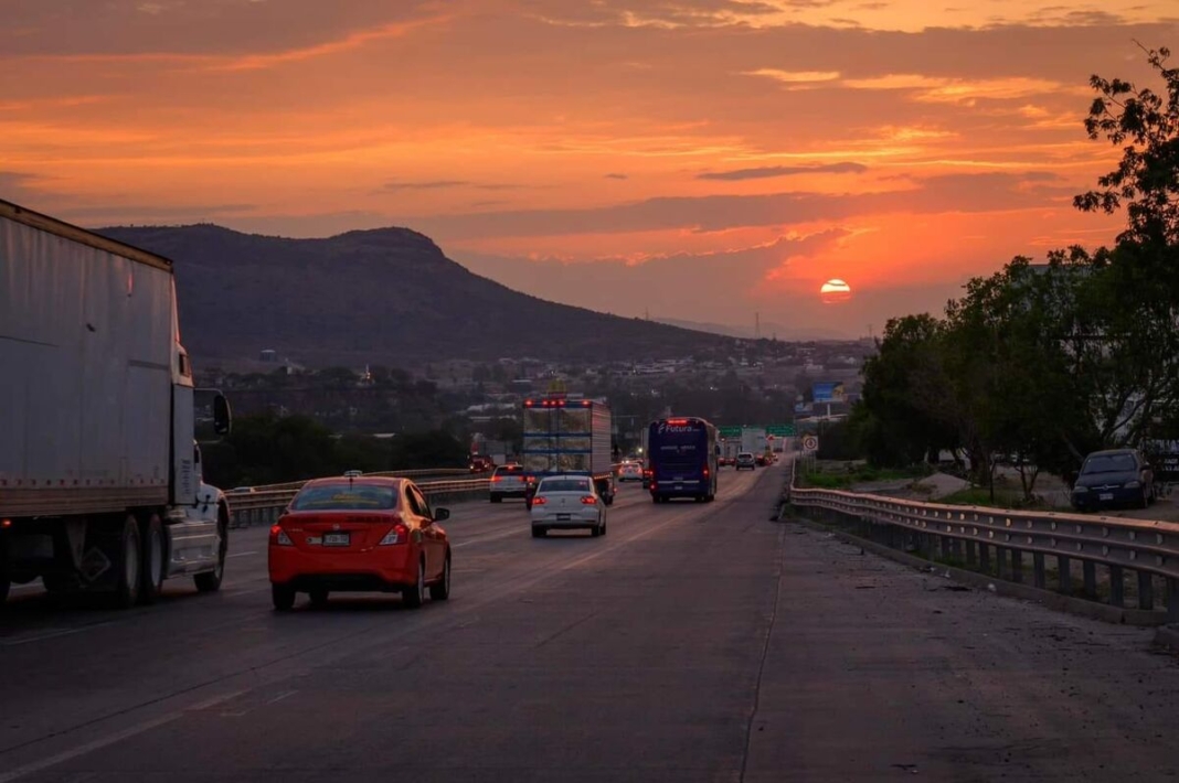 Diputados queretanos buscan restringir paso de carga pesada en carretera 57