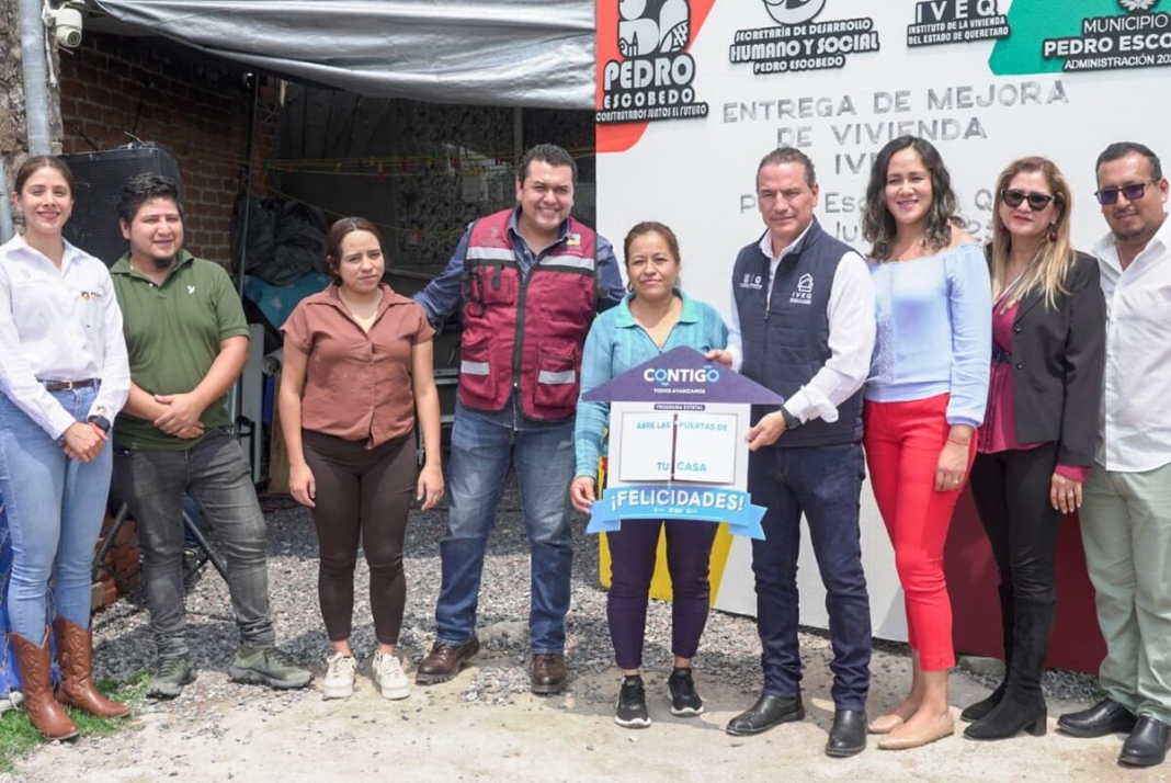 Entregan viviendas dignas a familias de Pedro Escobedo