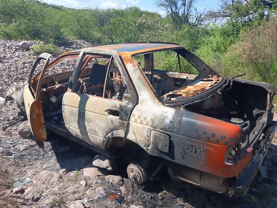 Descubren taxi calcinado en Pedro Escobedo