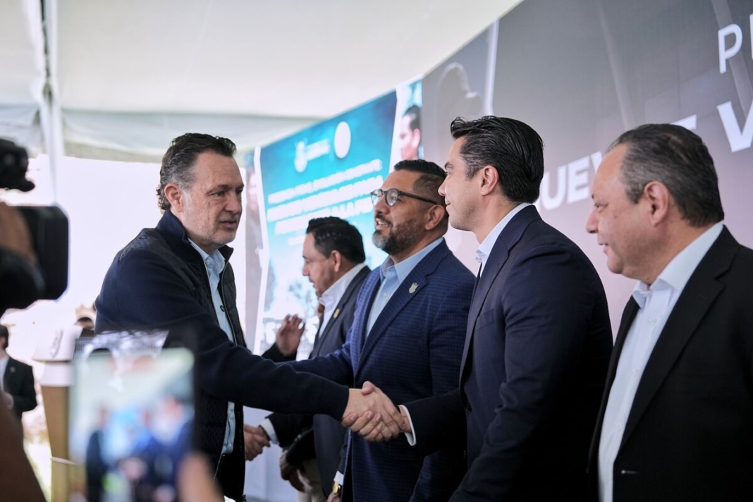 Felifer Macías asiste a la entrega de equipamiento a la Policía de Investigación del Delito