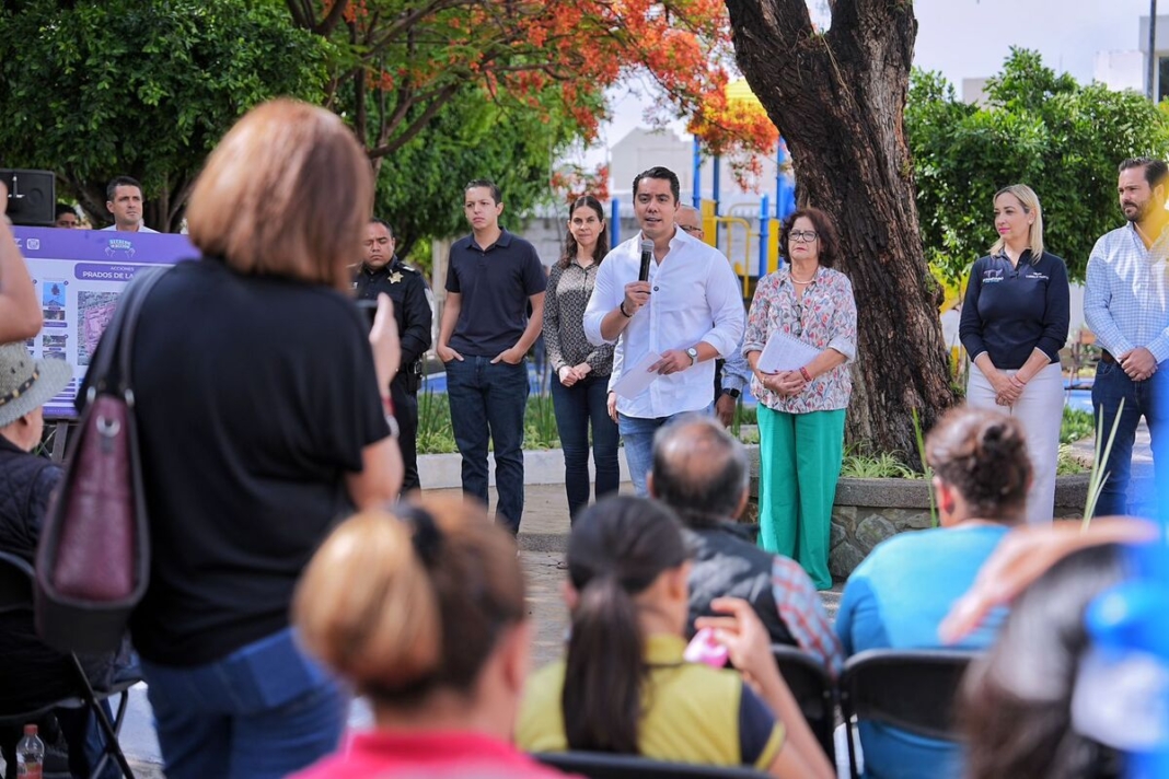 Felifer Macías entrega mejoramiento de imagen urbana en Prados de La Capilla