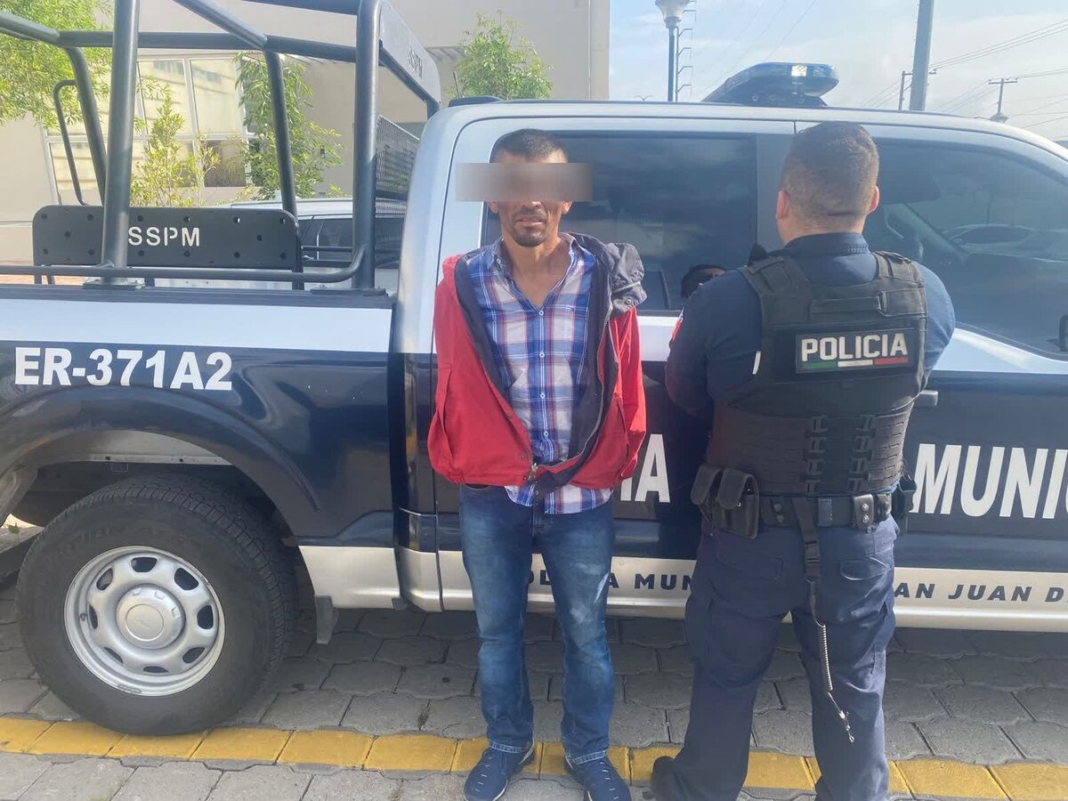 Policías municipales detienen en la colonia Benito Juárez a masculino con orden de restricción