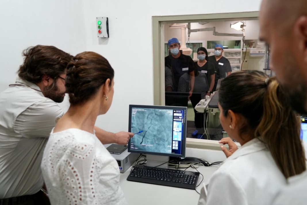 Inaugura Presidenta Sheinbaum sala de hemodinamia en La Paz