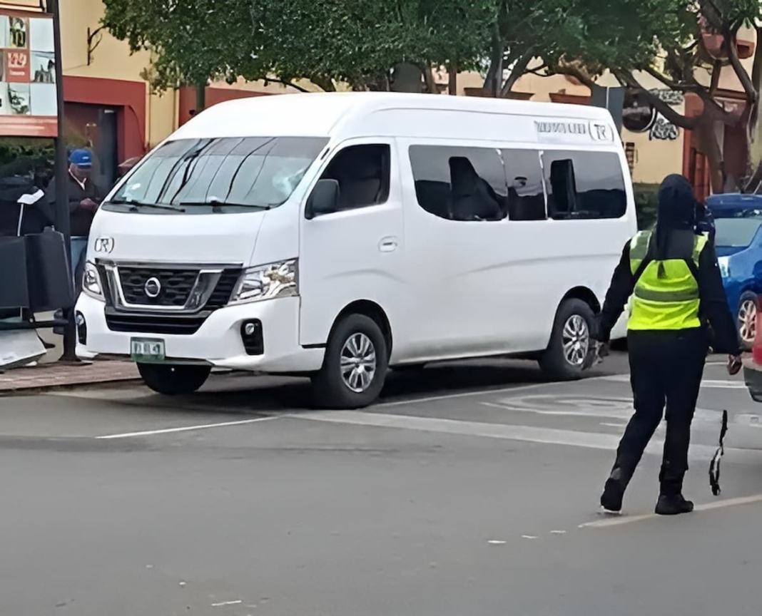 Incidente de tránsito termina mal; conductor vandaliza camioneta en San Juan del Río