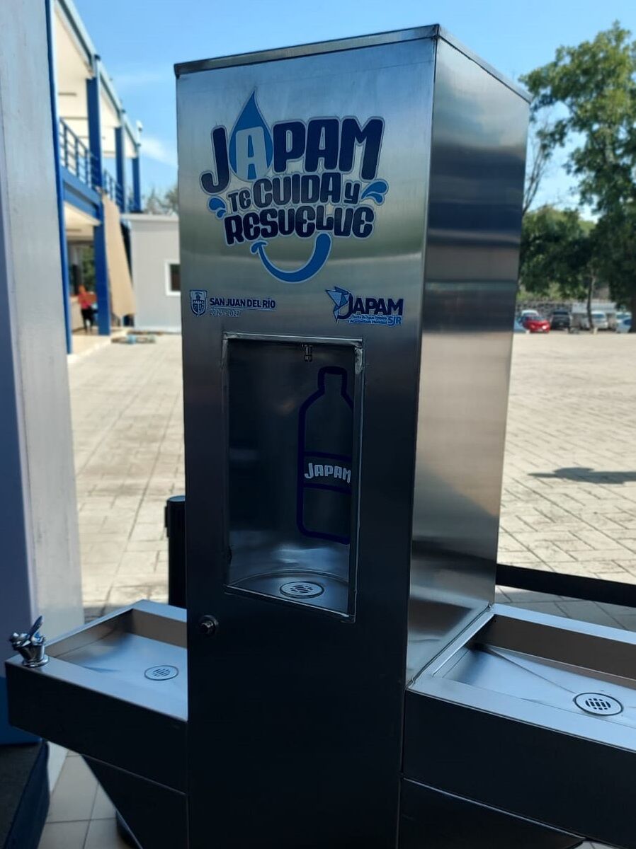 Instalan bebederos públicos gratuitos para personas y mascotas en San Juan del Río