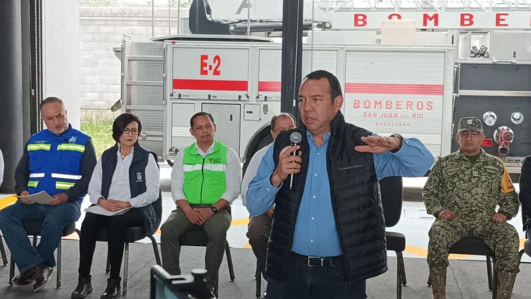 Pide Roberto Cabrera mantenerse informados durante temporada de lluvias en San Juan del Río