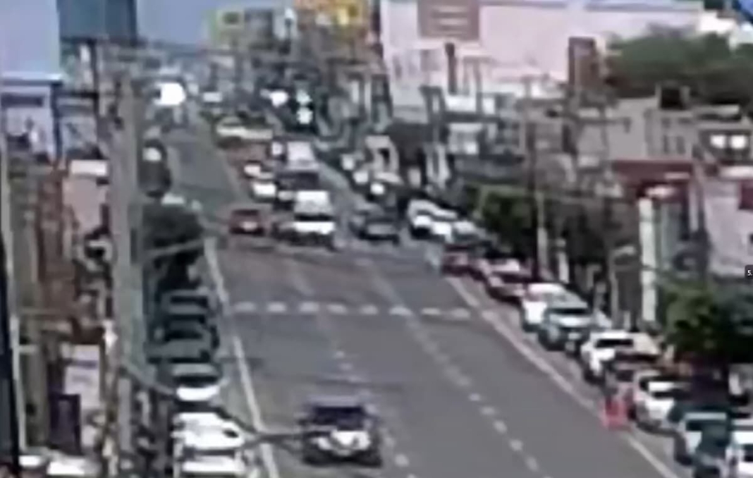 Captan momento en que un motociclista choca con ambulancia y fallece en San Juan del Río