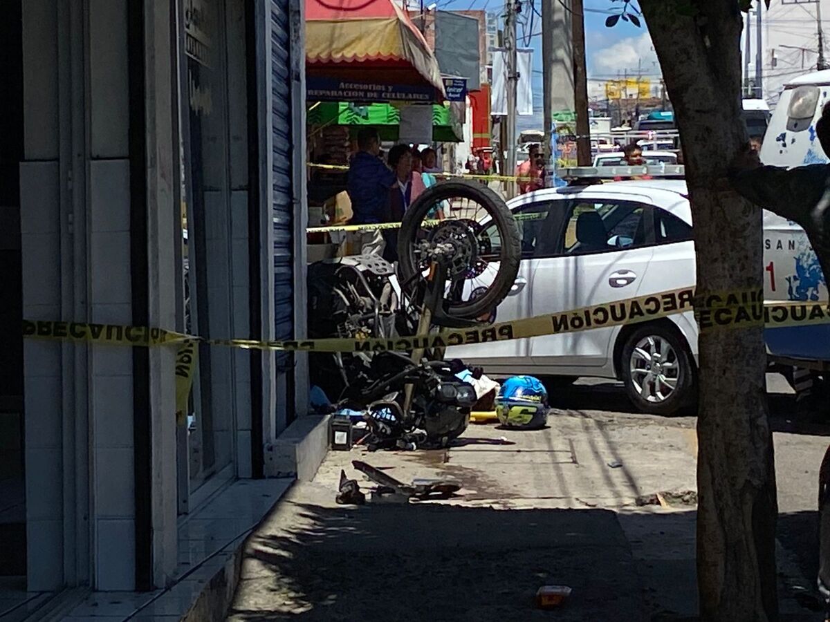 Captan momento en que un motociclista choca con ambulancia y fallece en San Juan del Río
