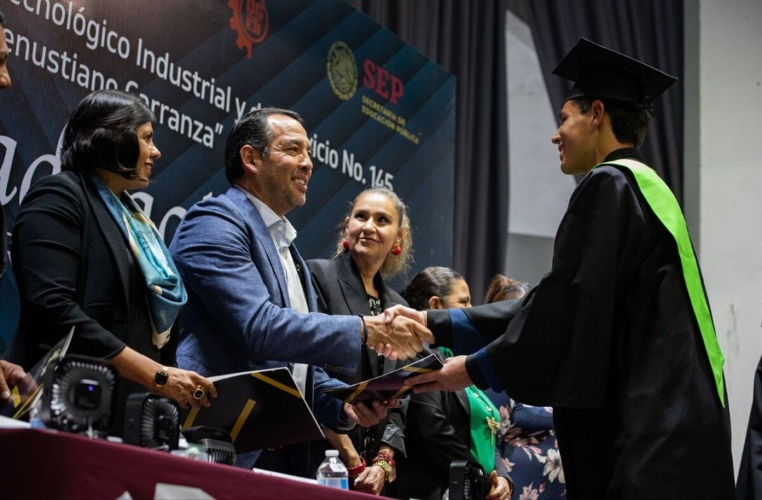 Roberto Cabrera preside graduación de alumnos del CBTIS 145 San Juan del Río