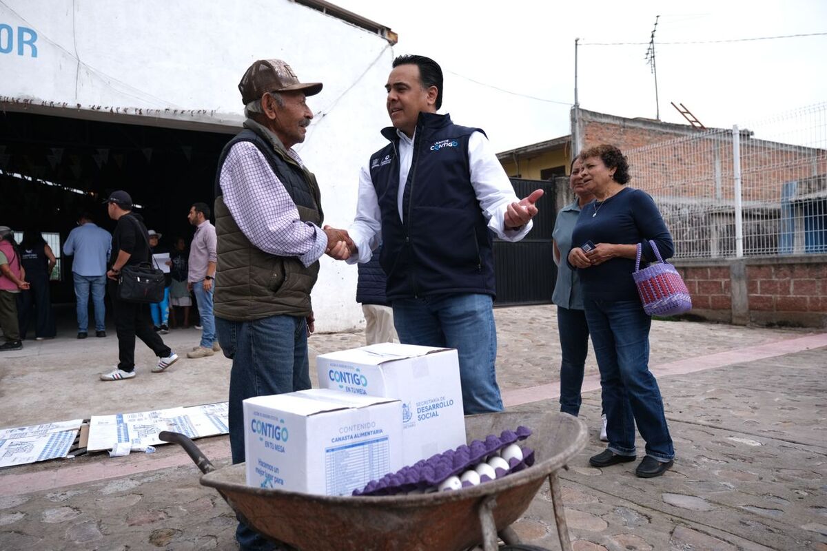 SEDESOQ entrega canastas alimentarias a adultos mayores en El Marqués