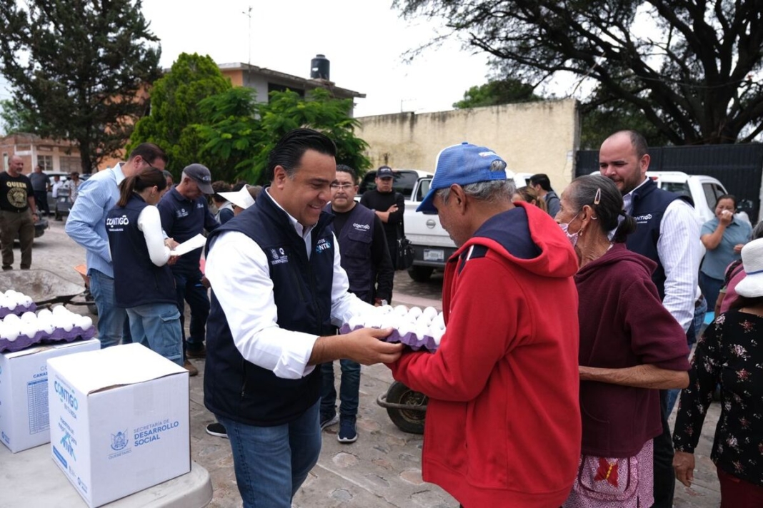 SEDESOQ entrega canastas alimentarias a adultos mayores en El Marqués