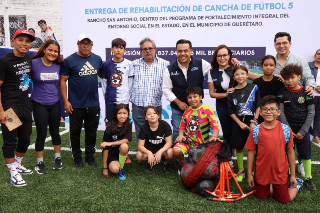 SEDESOQ renueva cancha de fútbol 5 en Rancho San Antonio