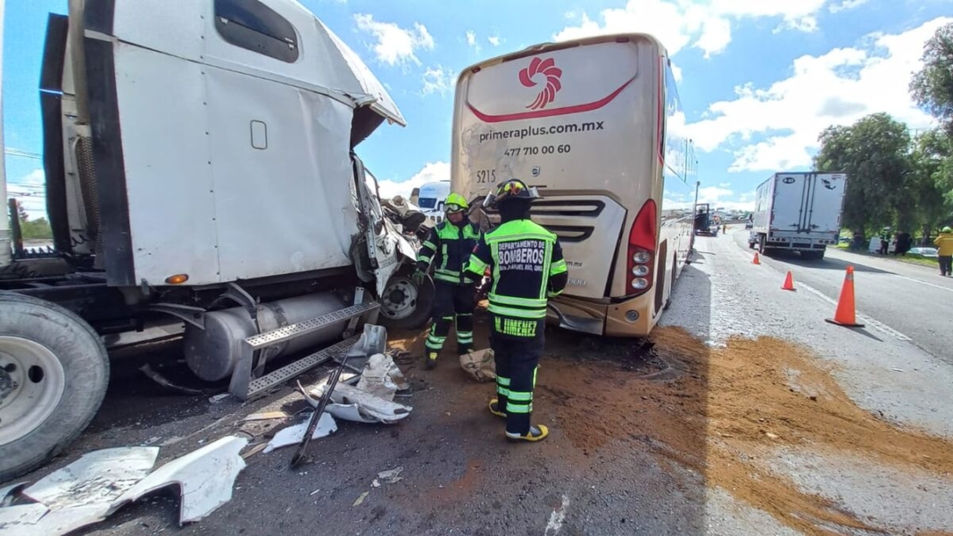 Tráiler choca por alcance con autobús de Primera Plus en la México-Querétaro